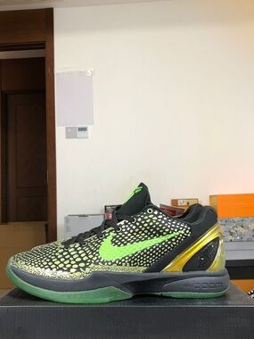 Nike Men’s Black & Neon Green Low-Top Basketball Sneakers
